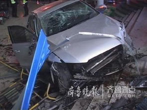 济南大三女生驾驶奥迪车闯卡 撞进超市停下